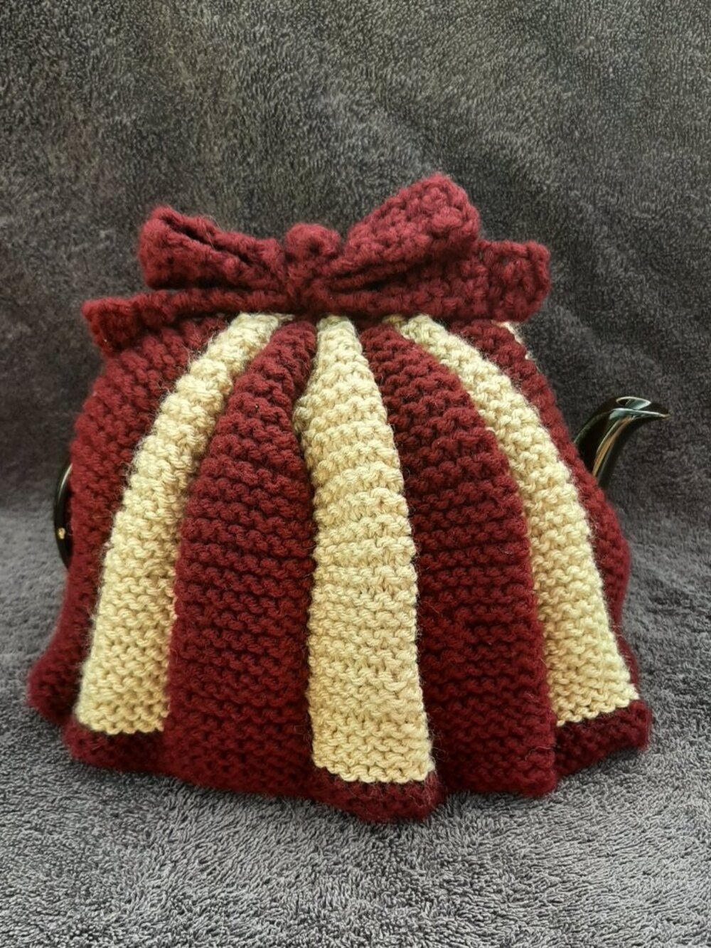 Tea Pot Cozy Knitted Burgundy/Tan
